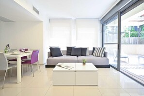 TV, offices - Garden Kalisher 3BR near the Beach by HolyGuest (Tel Aviv-Yafo)