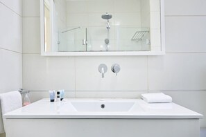 Shower, hair dryer, towels, shampoo - Garden Kalisher 3BR near the Beach by HolyGuest (Tel Aviv-Yafo)