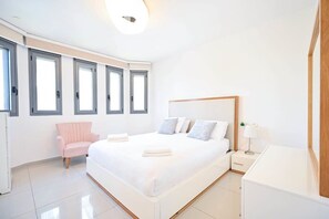 3 habitaciones, escritorio, tabla de planchar con plancha y wifi 