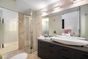 Shower, hair dryer, towels, shampoo - Spacious 2BR Apt in Balfour with Mamad by HolyGuest (Tel Aviv-Yafo)