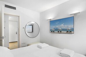2 bedrooms, iron/ironing board, travel cot, WiFi - Spacious 2BR Apt in Balfour with Mamad by HolyGuest (Tel Aviv-Yafo)