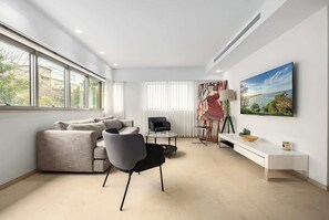 TV, offices - Spacious 2BR Apt in Balfour with Mamad by HolyGuest (Tel Aviv-Yafo)