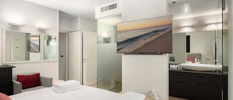 2 bedrooms, iron/ironing board, travel cot, WiFi