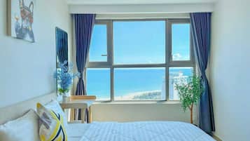 Apartment, 3 bedrooms, balcony, sea view | Individuelt innredet, skrivebord og skrivebord for bærbar PC