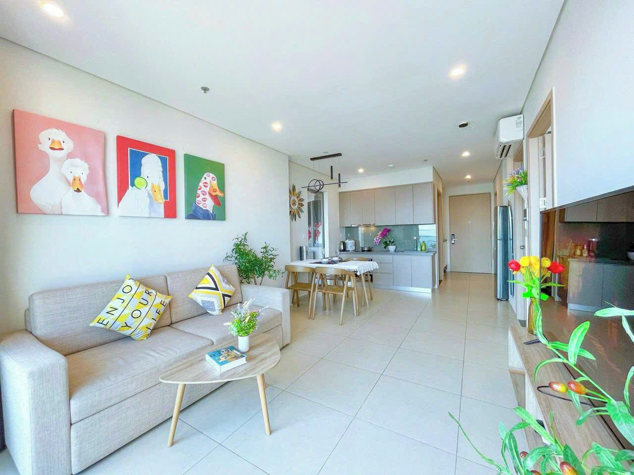 Una sala moderna con un sofá, una mesa de centro y una obra de arte en la pared.