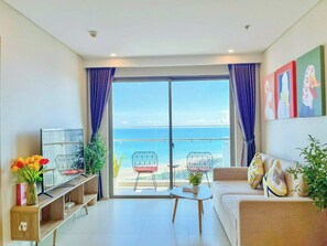  Apartment, 3 bedrooms, balcony, sea view | Area keluarga | Televisi layar datar 70-cm dengan saluran TV digital