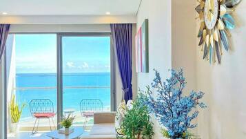 Apartment, 3 bedrooms, balcony, sea view | Interior