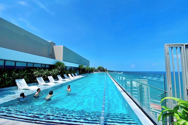 2 outdoor pools