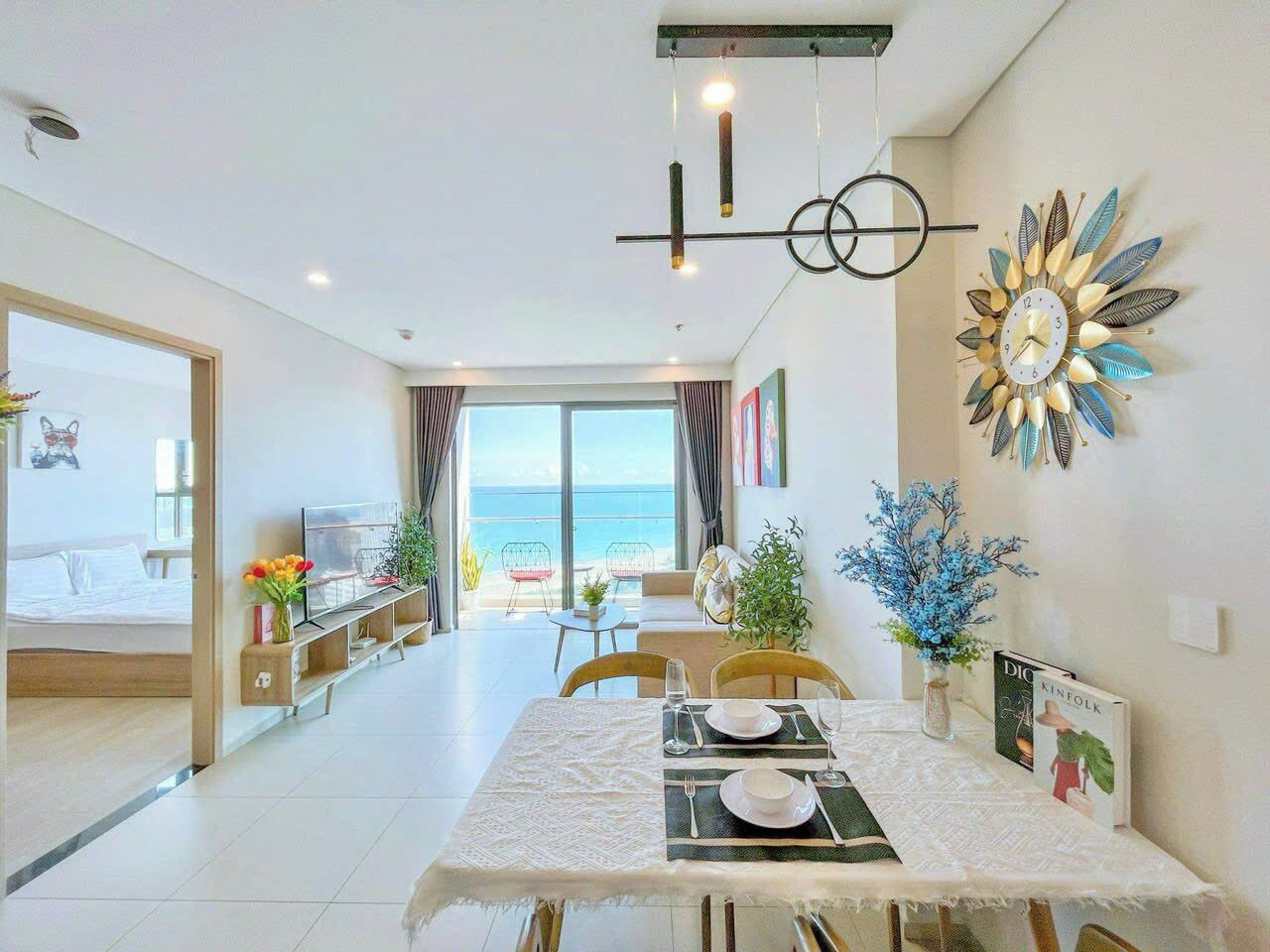  Apartment, 3 bedrooms, balcony, sea view | Living area | 70-cm flat-screen TV with digital channels