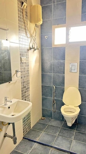 Deluxe Villa | Bathroom | Shower, towels - Ocean Retreat (Marakkanam)