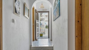 Ein Flur mit einer Treppe, die zu einem offenen Bereich führt.