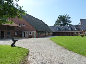 Exterior - Holiday apartment on a horse farm with suckler cows in a quiet location on the outskirts of Bremen (Lilienthal)