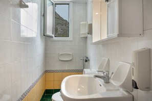 Douche, sèche-cheveux, serviettes fournies