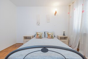 3 slaapkamers, een strijkplank/strijkijzer, wifi, beddengoed