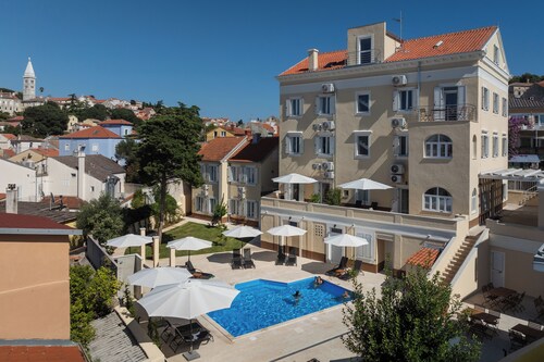 Schönes Ferienapartment in einer Ferienanlage mit eigenem Pool und Garten