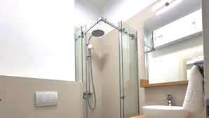 Dusj, hårføner, håndklær og såpe