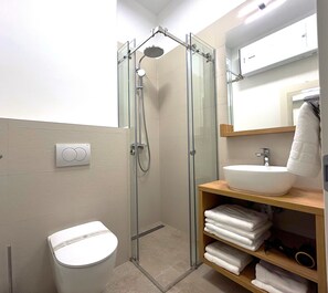 Shower, hair dryer, towels, soap - Beautiful vacation apartment in a vacation complex with private pool and garden (Mali Losinj)
