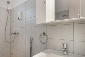 Douche, sèche-cheveux, serviettes fournies