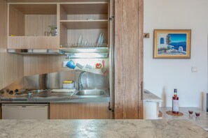 Een koelkast, een waterkoker