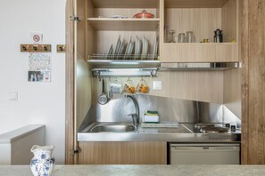 Fridge, electric kettle - Room 15 at Pagali Hotel with King Bed (Órmos Aiyialís)