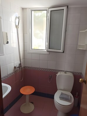 Bathroom - Room 15 at Pagali Hotel with King Bed (Órmos Aiyialís)