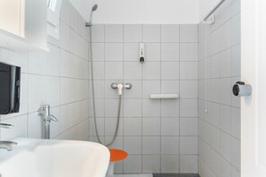 Een douche, een haardroger, handdoeken