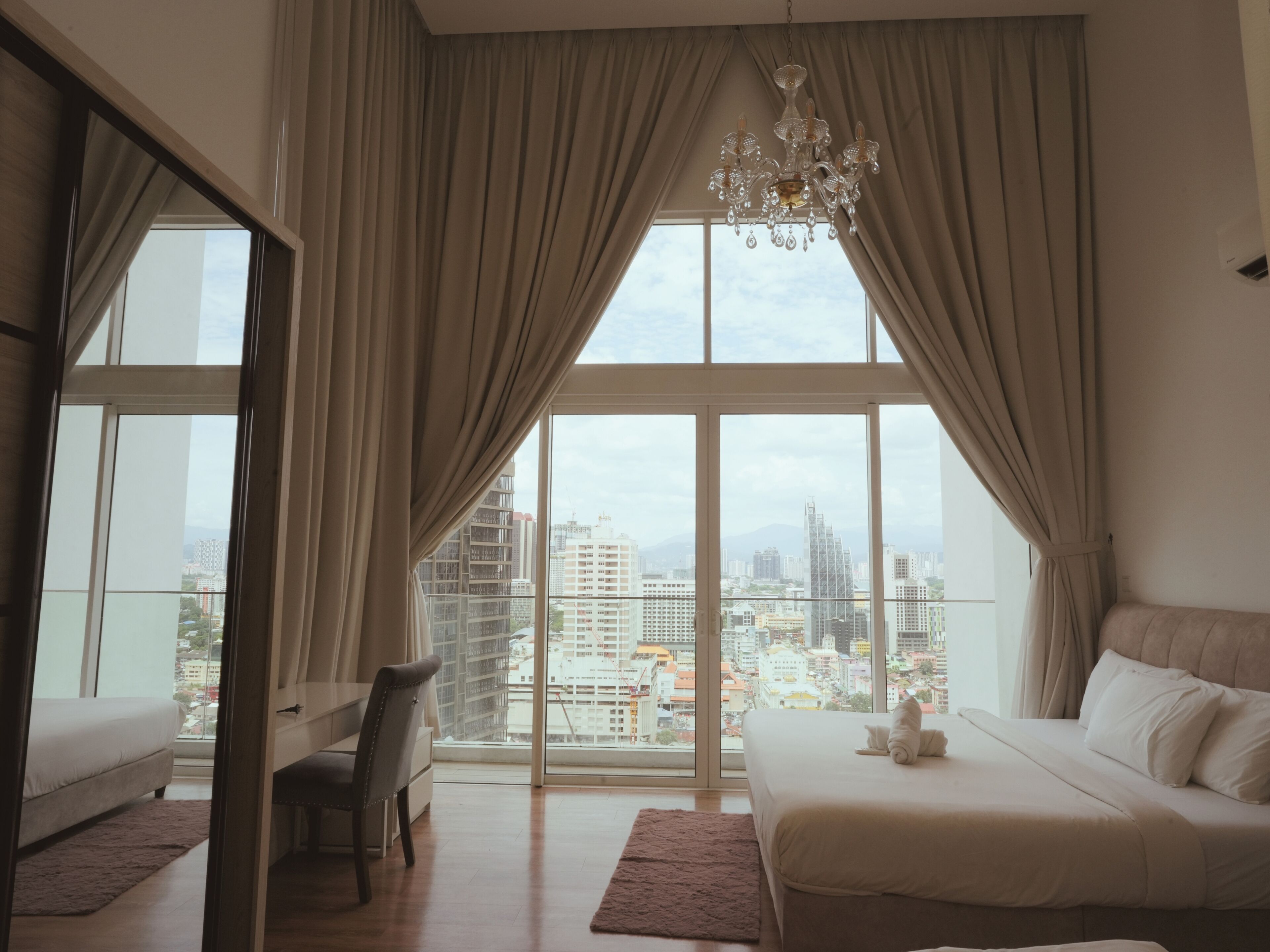Deluxe-Apartment, Balkon, Stadtblick | Schreibtisch, laptopgeeigneter Arbeitsplatz, kostenloses WLAN