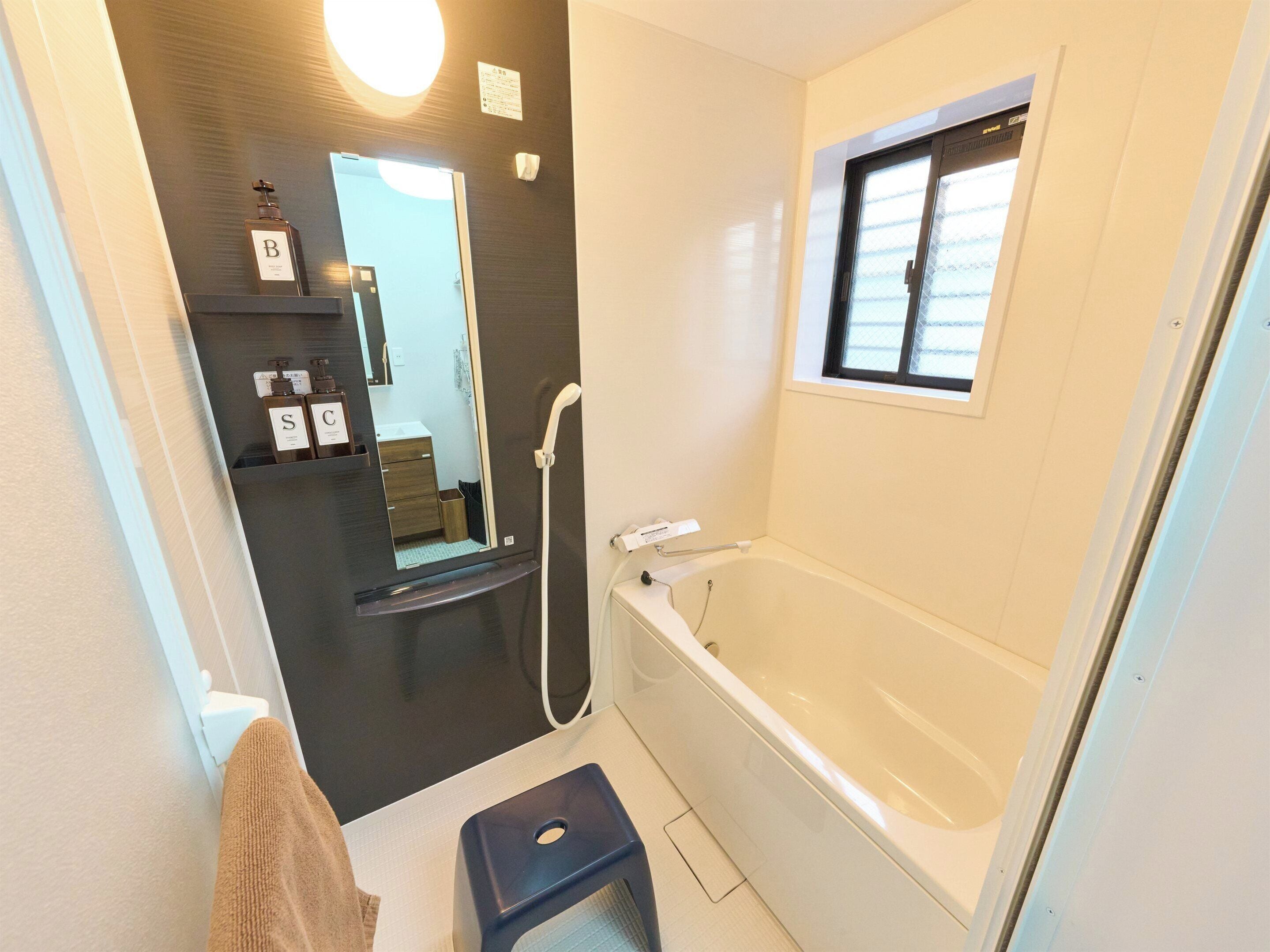 Apartment, 2 Bedrooms, Non Smoking | Bathroom | Combined shower/bathtub, free toiletries, hair dryer, slippers