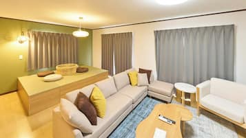 Apartamento superior, 3 quartos, para não fumantes (maisonette) | Área de estar | TV de tela plana 50 polegadas com canais digitais