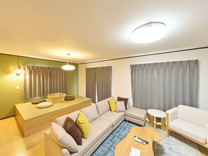 Departamento superior, 3 habitaciones, para no fumadores (maisonette) | Área de sala de estar | Televisión de pantalla plana de 50 pulgadas con canales digitales 