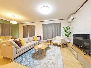 Departamento superior, 3 habitaciones, para no fumadores (maisonette) | Área de sala de estar | Televisión de pantalla plana de 50 pulgadas con canales digitales 