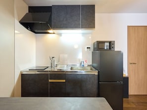 Departamento, 2 habitaciones, para no fumadores | Cocina privada | Refrigerador con congelador, microondas, parrilla de estufa y arrocera 