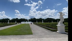 A formal garden with statues, a fountain, and a clear sky. - Cozy Apartment in Hannover – Near City, Fair, MHH with Balcony and Wi-Fi (Hannover)