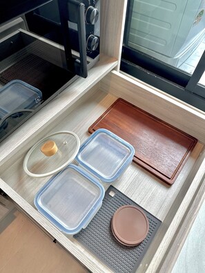 Eine Küche mit Mikrowelle, Toaster und einem Holztablett.
