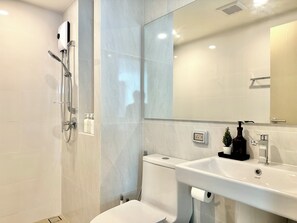 Douche, sèche-cheveux, bidet, serviettes fournies