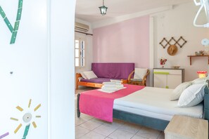 Une chambre à coucher comprenant un lit, une chaise, une table de chevet et une étagère fixée au mur.