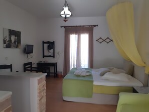 Room - Room 11 at Pagali Hotel with Garden View (Órmos Aiyialís)