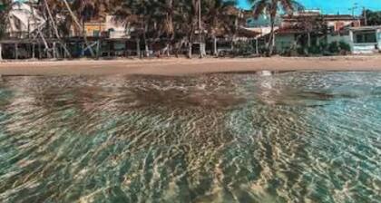 Lovely 2-bedroom apartment with AC in welcoming Pampatar in front of the beach