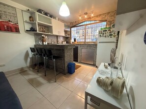 Private kitchen - Lovely 2-bedroom apartment with AC in welcoming Pampatar in front of the beach (Pampatar)