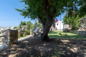Property grounds - Room 1 at Pagali Hotel with Garden View (Órmos Aiyialís)