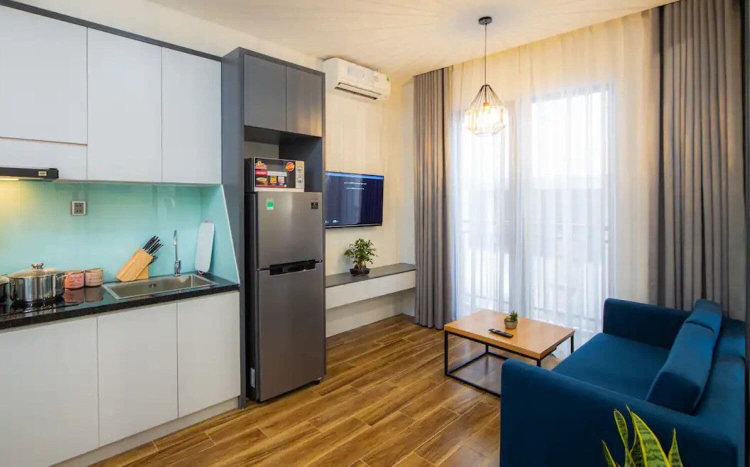 Desk, laptop workspace, free WiFi, bed sheets