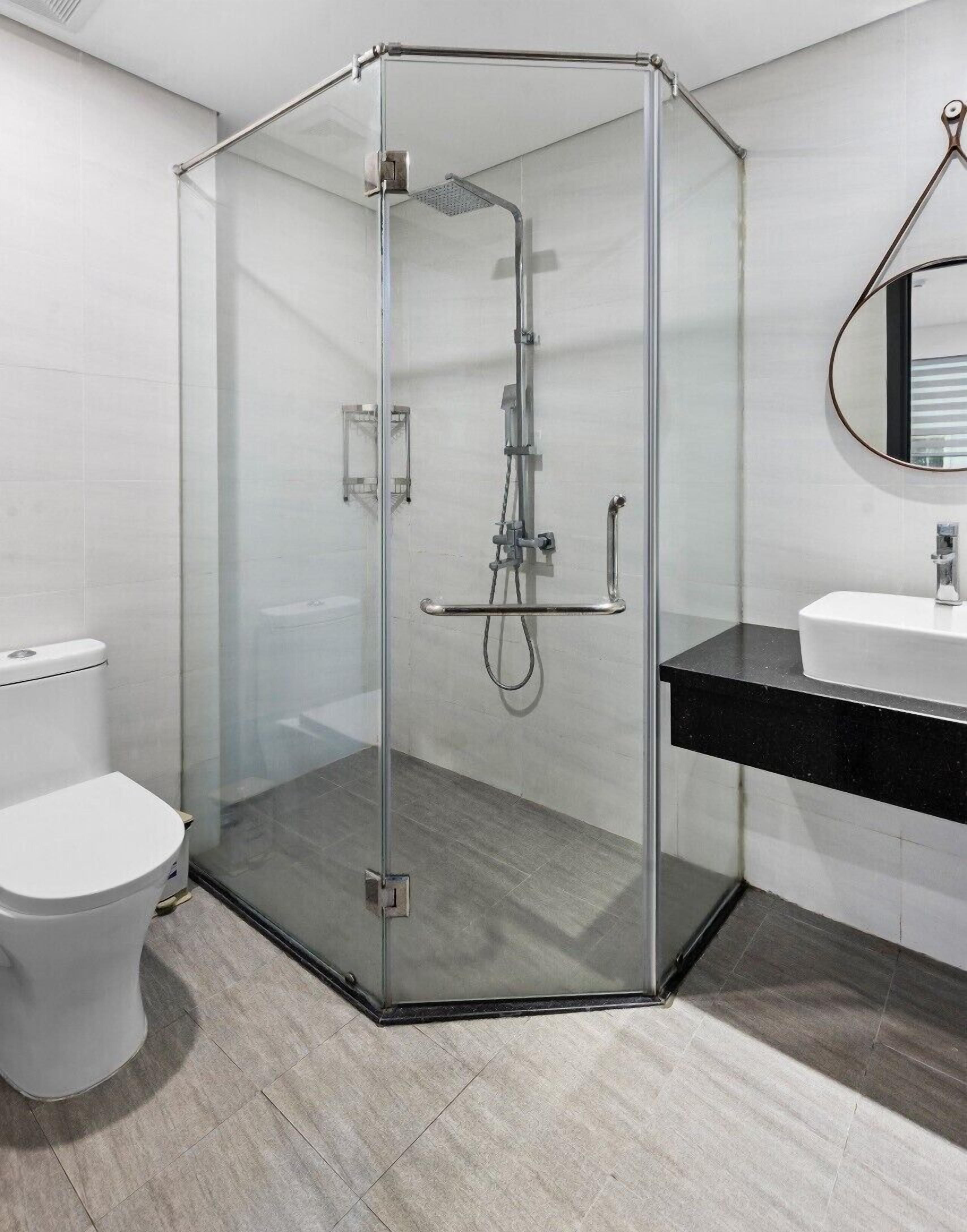 Shower, free toiletries, hair dryer, towels