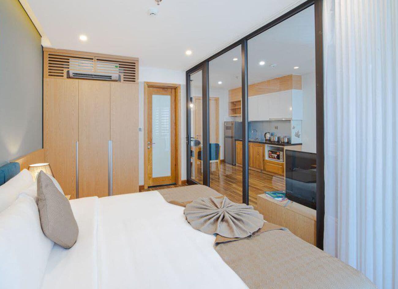 Desk, laptop workspace, free WiFi, bed sheets