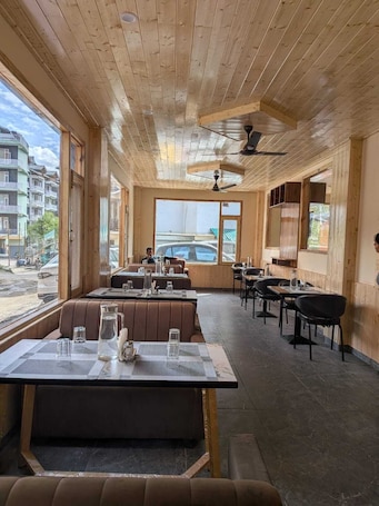 Dining. The Glacier Inn By Modis