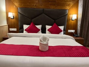 Family Room | Desk, free WiFi - The Glacier Inn By Modis (Manali)
