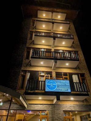 Exterior detail - The Glacier Inn (Manali)