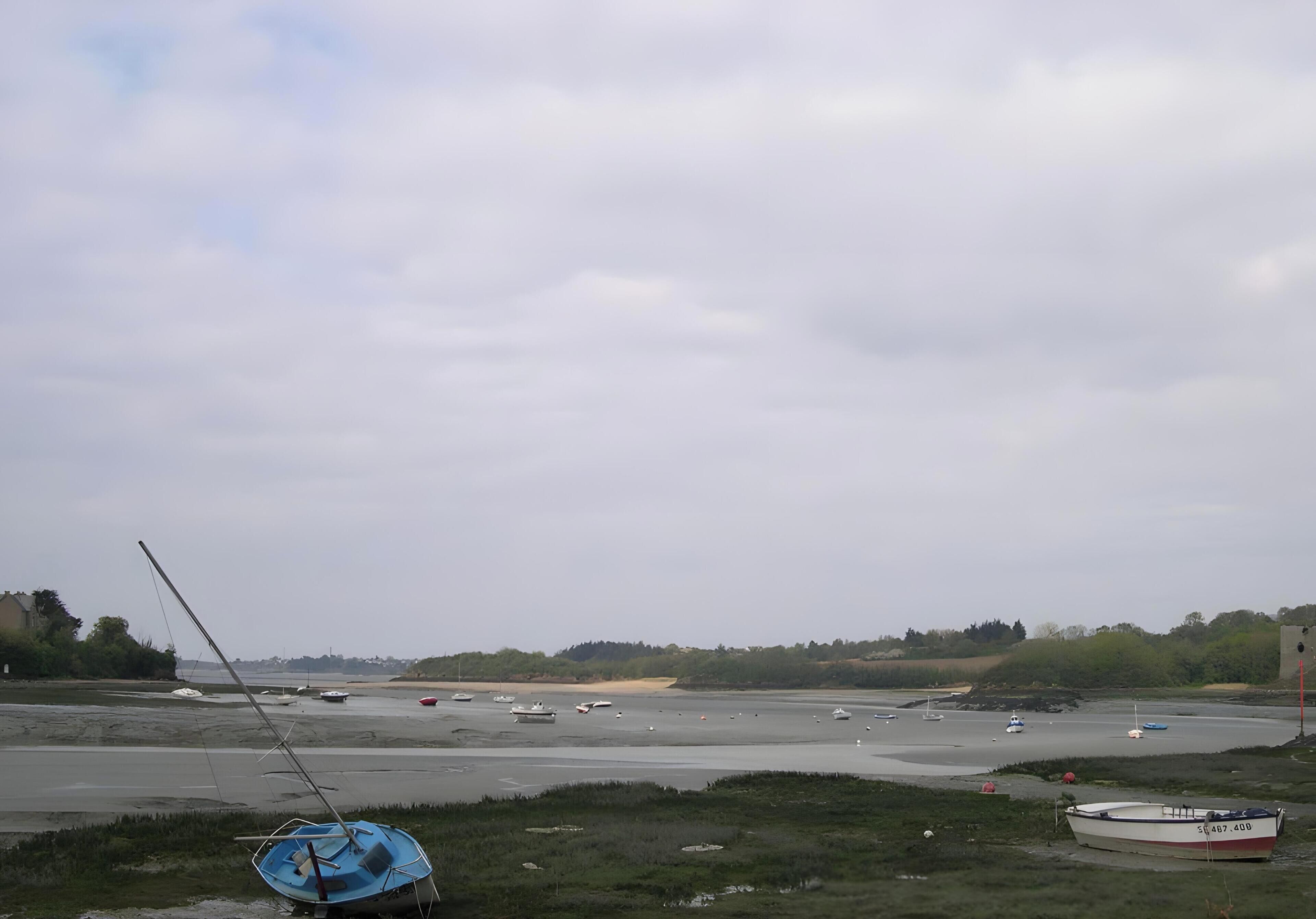 Una spiaggia nelle vicinanze