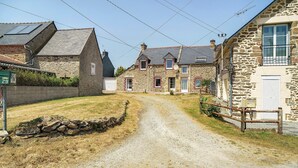 A rural road leading to stone houses with a mailbox and a signpost. - Holiday Home 'Gite Renouard' with Private Garden, Wi-Fi and Air Conditioning (Saint-Cast-le-Guildo)