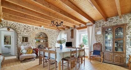 Holiday Home 'Gite Renouard' with Private Garden, Wi-Fi and Air Conditioning