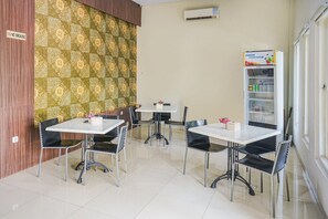Dining - Modern suite Retreat W/ Free WiFi and Parking (Makassar)